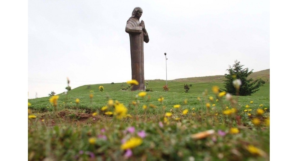 Statuja e Nënë Terezës në kodrën e dielltë të Qafë-Thanës