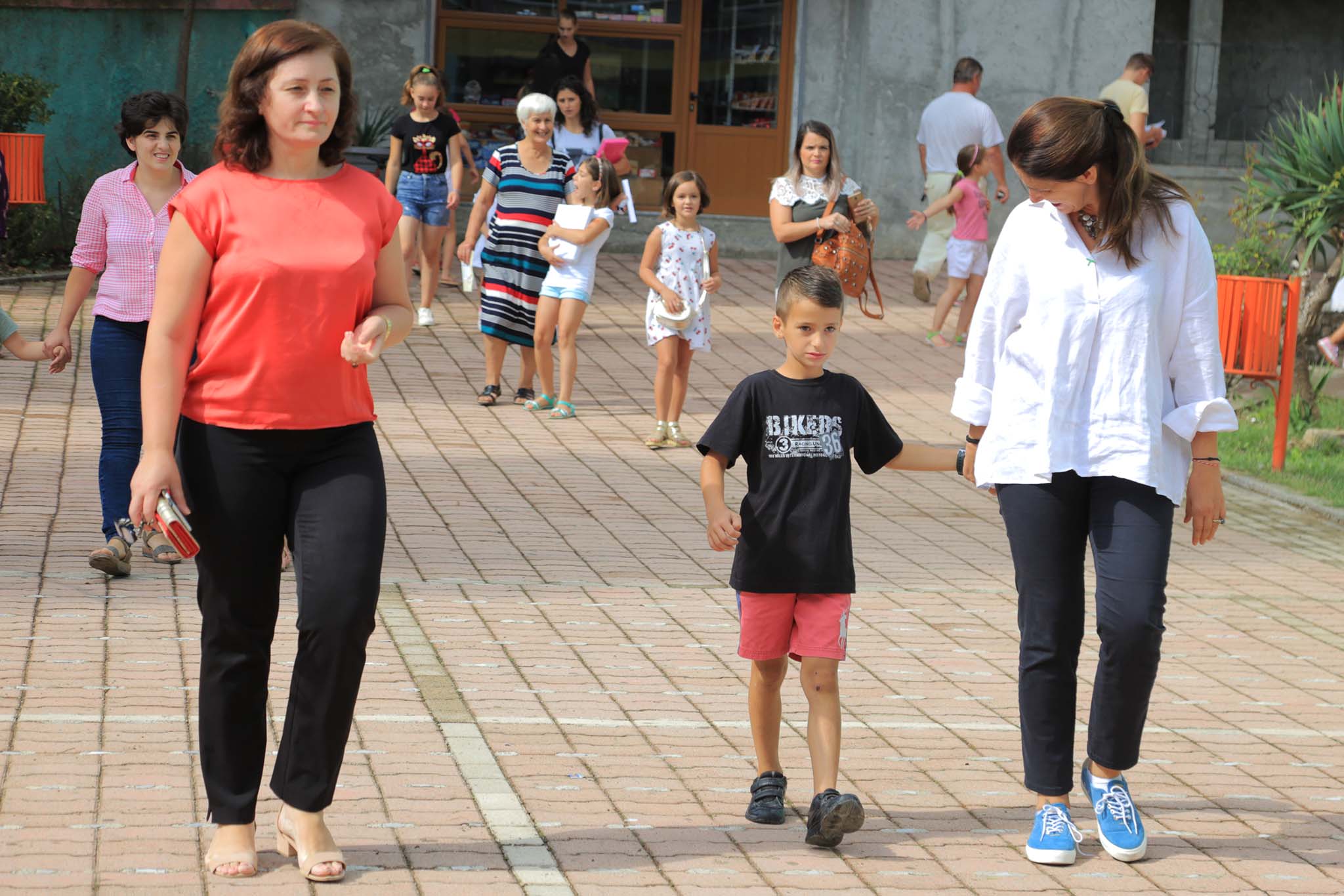 Kumbaro me nxënësit e Përmetit. “Librat falas, më pak shpenzime”