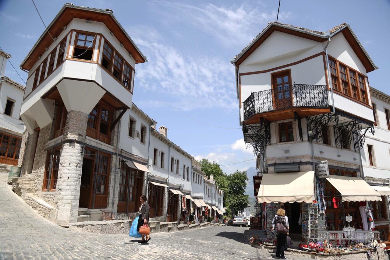 Përurohet Pazari i Gjirokastrës, investim i Qeverisë Shqiptare dhe Fondacionit Shqiptaro-Amerikan për zhvillim.  3,5 milionë dollare investim, mbi 5000 m2 restaurim