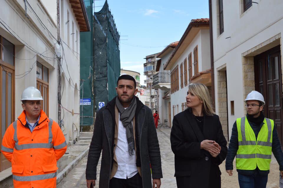 Ministrja e Kulturës Elva Margariti së bashku me drejtues e inxhinierë të DRKK Vlorë inspektoi punimet në Qendrën Historike, Vlorë, ku është drejt përfundimit projekti